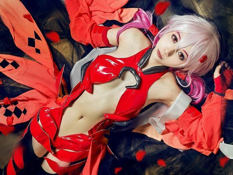 Cosplay blond cammeisje